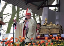  Relikwiarz został procesyjnie wniesiony na szczyt, gdzie odbyła się Msza św.