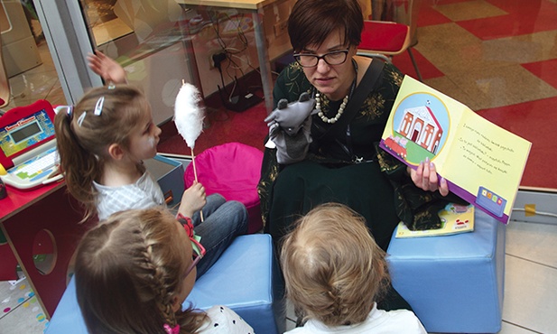  Agnieszka Błażewicz w czasie krótkiego wprowadzenia bibliotecznego dla dzieci