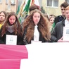 Uczniowie podczas marszu nieśli zdjęcia ofiar katyńskich, których Dęby Pamięci posadzono w Ostródzie