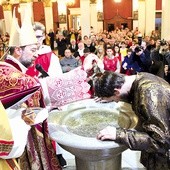  Inscenizacja chrztu Mieszka I. W rolę biskupa Jordana wcielił się miejscowy proboszcz kapucynów o. Grzegorz Marszałkowski. Fotorelacja z obchodów na s. V