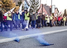  Jeżeli górnicze związki zawodowe nie podpiszą z zarządem KW projektu zmian satysfakcjonującego obie strony, Międzyzakładowy Komitet Protestacyjno-Strajkowy jest gotów znowu wyprowadzić załogi kopalń na ulice śląskich miast. Na zdjęciu protestujący w obronie kopalni  „Sośnica-Makoszowy” w styczniu 2015 r.