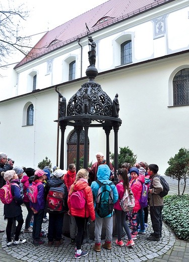  Przy tej studni członkowie Bractwa Wojciechowego w wybrane dni częstują wodą życia 