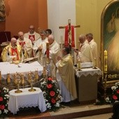 Msza Święta na powitanie peregrynujących znaków Bozego Miłosierdzia w kościele w Bierach