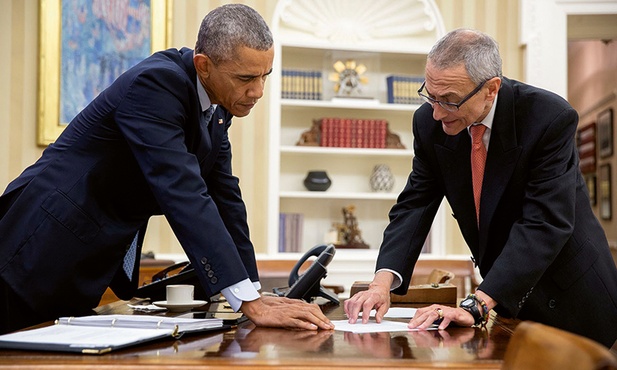 John Podesta (z prawej), który kiedyś był szefem sztabu wyborczego Billa Clintona,  a teraz jest doradcą Baracka Obamy (z lewej), jest podejrzewany o związki z największym rosyjskim bankiem, reprezentującym nieoficjalnie interesy Kremla