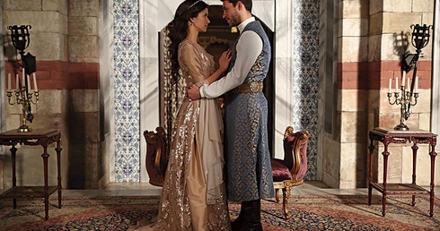 W roli dorosłej sułtanki Kösem wystąpiła Beren Saat, jej męża, sułtana Ahmeda I, zagrał Ekin Koç
