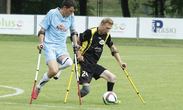 W amp futbolu zawodnicy kopią piłkę zdrową nogą 