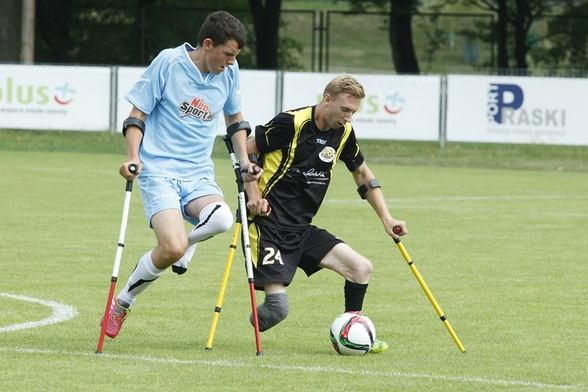 W amp futbolu zawodnicy kopią piłkę zdrową nogą 