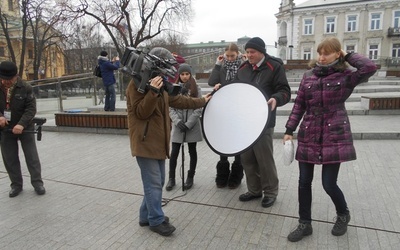 Ekipa filmowa i zdjęciowy dzień. Z kołem Piotr Kołodziejczyk