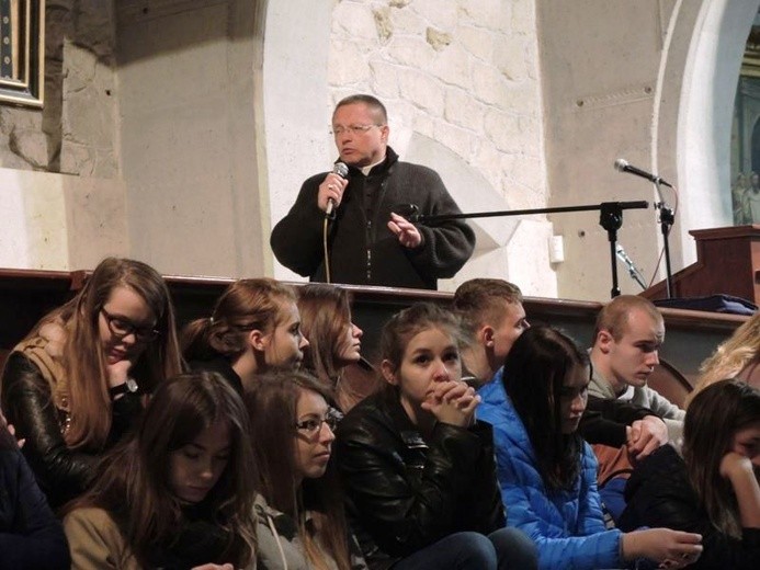 Bp Grzegodz Ryś mówil bielsko-żywieckiej młodzieży o powołaniu i potędze Słowa Bożego