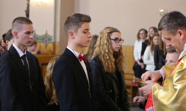 Młodzież parafii przyjęła Komunię Św. z rąk bp. Romana Pindla