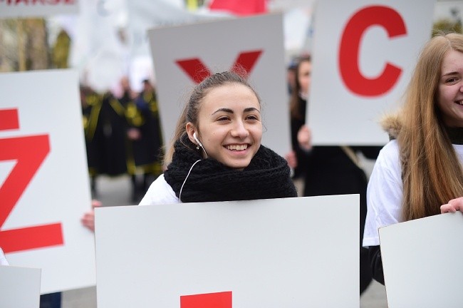 Co roku w warszawskim marszu pro-life uczestniczy kilka tysięcy osób