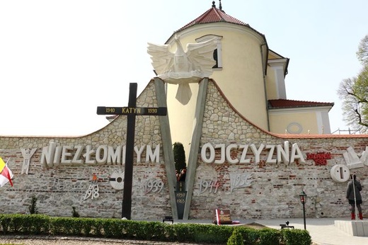 Odsłonięcie pomnika "Niezłomnym-Ojczyzna" w Morawicy