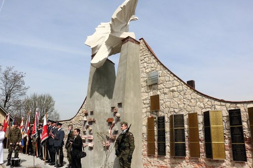 Odsłonięcie pomnika "Niezłomnym-Ojczyzna" w Morawicy