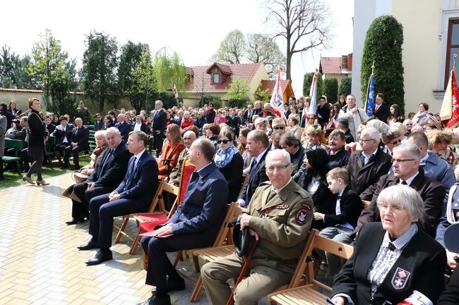 Odsłonięcie pomnika "Niezłomnym-Ojczyzna" w Morawicy