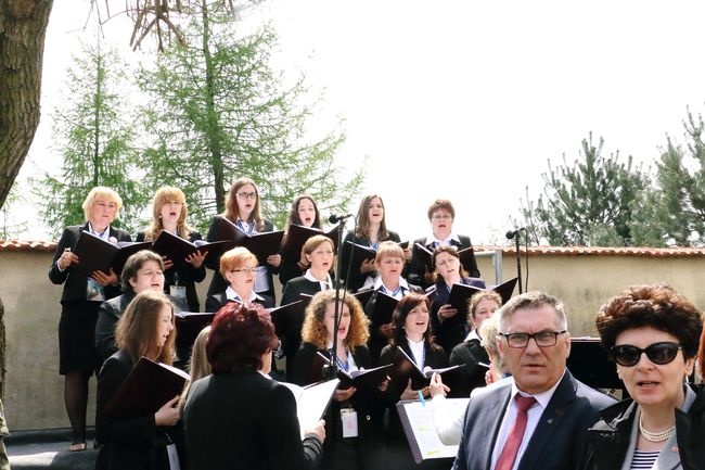 Odsłonięcie pomnika "Niezłomnym-Ojczyzna" w Morawicy