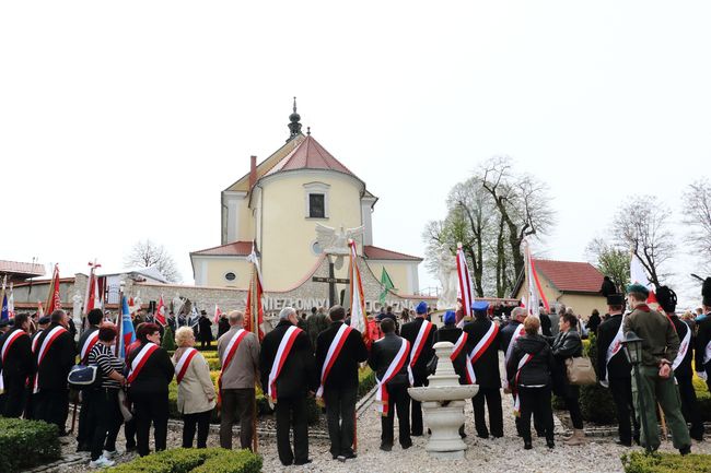 Odsłonięcie pomnika "Niezłomnym-Ojczyzna" w Morawicy