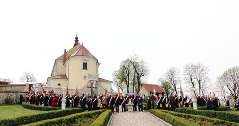 Odsłonięcie pomnika "Niezłomnym-Ojczyzna" w Morawicy