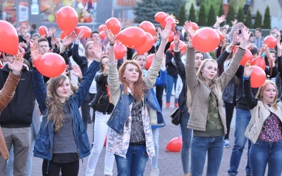 Taniec z balonami do hymnu ŚDM 2016