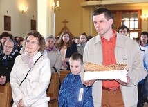 	Podczas procesji z darami do ołtarza zostały przyniesione chleb, zielony iglak – symbol niedziel ewangelizacyjnych, piłka, stuła i świeca. 