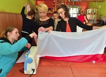 Podczas szycia flag w remizie strażackiej w Lutomi Dolnej.