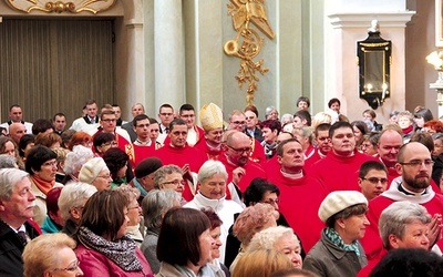 	– Dziękując za pomoc, za dyspozycyjność, jednocześnie proszę o jeszcze więcej wsparcia modlitewnego – mówił pasterz diecezji.