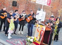 Przyjdź pomodlić się, wsłuchać w Słowo i razem z innymi uwielbiać Boga. Okazja do tego jeszcze  1 i 8 maja przy gorzowskiej katedrze  od 16.00 do 18.00. 