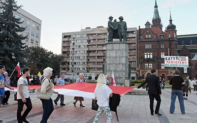 Nowy przepis nie dotyka jeszcze wrażliwego  tematu pomników  czy miejsc pamięci.  Czy kiedyś to się zmieni? Na zdjęciu: pomnik wdzięczności Armii Radzieckiej w Legnicy.