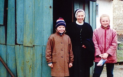 Siostra Magdalena Krebs z dziećmi właścicieli domu przy ul. Stachanowskiej w Mamonowie.