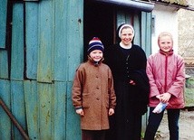 Siostra Magdalena Krebs z dziećmi właścicieli domu przy ul. Stachanowskiej w Mamonowie.