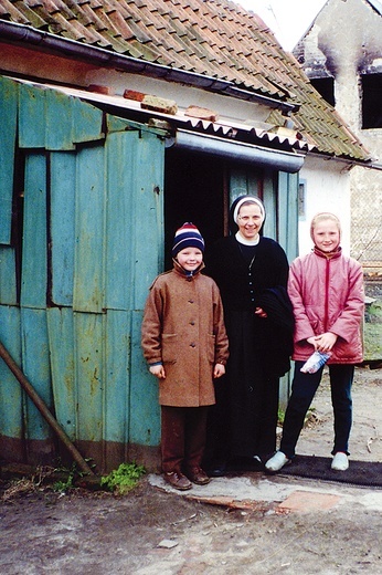 Siostra Magdalena Krebs z dziećmi właścicieli domu przy ul. Stachanowskiej w Mamonowie.