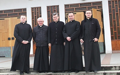 	Proboszcz ks. kan. Marek Janas (drugi z lewej) i goście z radomskiego seminarium (od prawej): diakon Szczepan Kowalik, alumn Michał Ulaski, ks. Jacek Mizak i alumn Przemysław Żmuda.