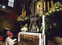 	Akt zawierzenia Matce Bożej w kaplicy Cudownego Obrazu poprowadził bp Henryk Tomasik.