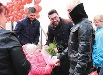 	Ewa Błaszczyk wręczyła Klaudii kwiaty. Obok rodzice dziewczynki i ks. Adrian Jakubiak.