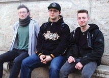 ◄	Elf, beatboxer (pierwszy z lewej), DJ Fala Messenger i Edzio, raper i freestylowiec, realizują hiphopowy projekt ewangelizacyjny „Fala zmiany”.