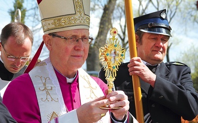 ▲	Bp Piotr Libera wprowadza w procesji do kościoła parafialnego relikwie św. Wojciecha.