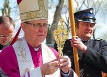▲	Bp Piotr Libera wprowadza w procesji do kościoła parafialnego relikwie św. Wojciecha.
