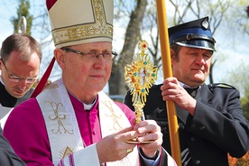 ▲	Bp Piotr Libera wprowadza w procesji do kościoła parafialnego relikwie św. Wojciecha.