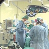 Pacjentkę operował zespół sześciu chirurgów.