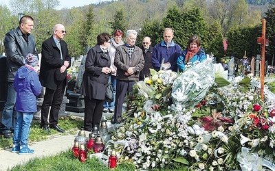 ▲	Wolontariusze ŚDM z Wilkowic, ich goście z Francji i najbliżsi śp. Krzysztofa Olesińskiego przy jego grobie.