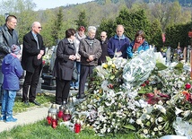 ▲	Wolontariusze ŚDM z Wilkowic, ich goście z Francji i najbliżsi śp. Krzysztofa Olesińskiego przy jego grobie.