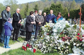 ▲	Wolontariusze ŚDM z Wilkowic, ich goście z Francji i najbliżsi śp. Krzysztofa Olesińskiego przy jego grobie.