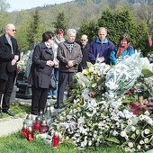 ▲	Wolontariusze ŚDM z Wilkowic, ich goście z Francji i najbliżsi śp. Krzysztofa Olesińskiego przy jego grobie.