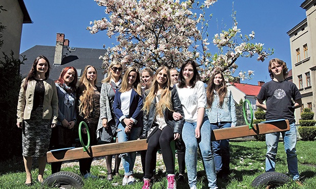 Laureaci konkursów językowych z cieszyńskiego „katolika” razem ze swoimi nauczycielkami.