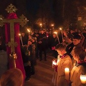 ►	Gdy wyruszali w drogę było jeszcze jasno. Z każdą kolejną stacją  Via Lucis światło, które nieśli, nabierało większego blasku.