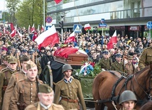 Po Mszy św. kondukt przeszedł na Powązki Wojskowe, gdzie w rodzinnym grobowcu złożono ciało bohatera.