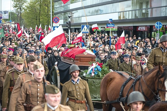 Po Mszy św. kondukt przeszedł na Powązki Wojskowe, gdzie w rodzinnym grobowcu złożono ciało bohatera.