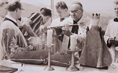 Koronacja figurki Matki Bożej Strażniczki Wiary w Bardzie Śl. w 1966 r.