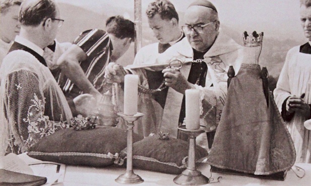 Koronacja figurki Matki Bożej Strażniczki Wiary w Bardzie Śl. w 1966 r.