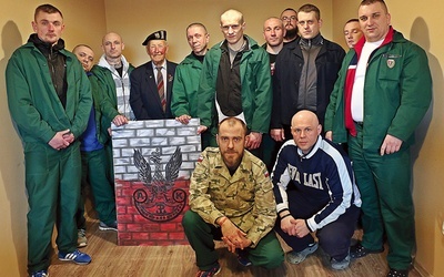 Nietypowi słuchacze podarowali bohaterowi biało-czerwony plakat z orłem Armii Krajowej, który specjalnie  na tę okazję namalował  jeden z więźniów.