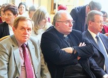 ▲	Prelegenci konferencji – (od lewej) prof. dr hab. Mirosław J. Szymański z Warszawy, ks. prof. dr hab. Janusz Mastalski z Krakowa i prof. WSB dr hab. Janusz Morbitzer z Dąbrowy Górniczej.